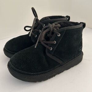 Ugg Australia Kids Neumel II Ankle Suede Chukka Boots. Shearling Black Size 1.